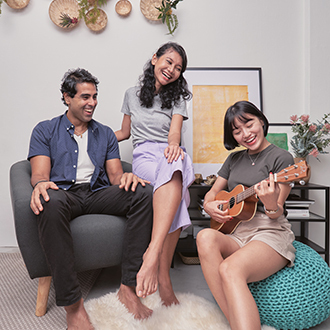 people-sitting-together-and-playing-ukulele